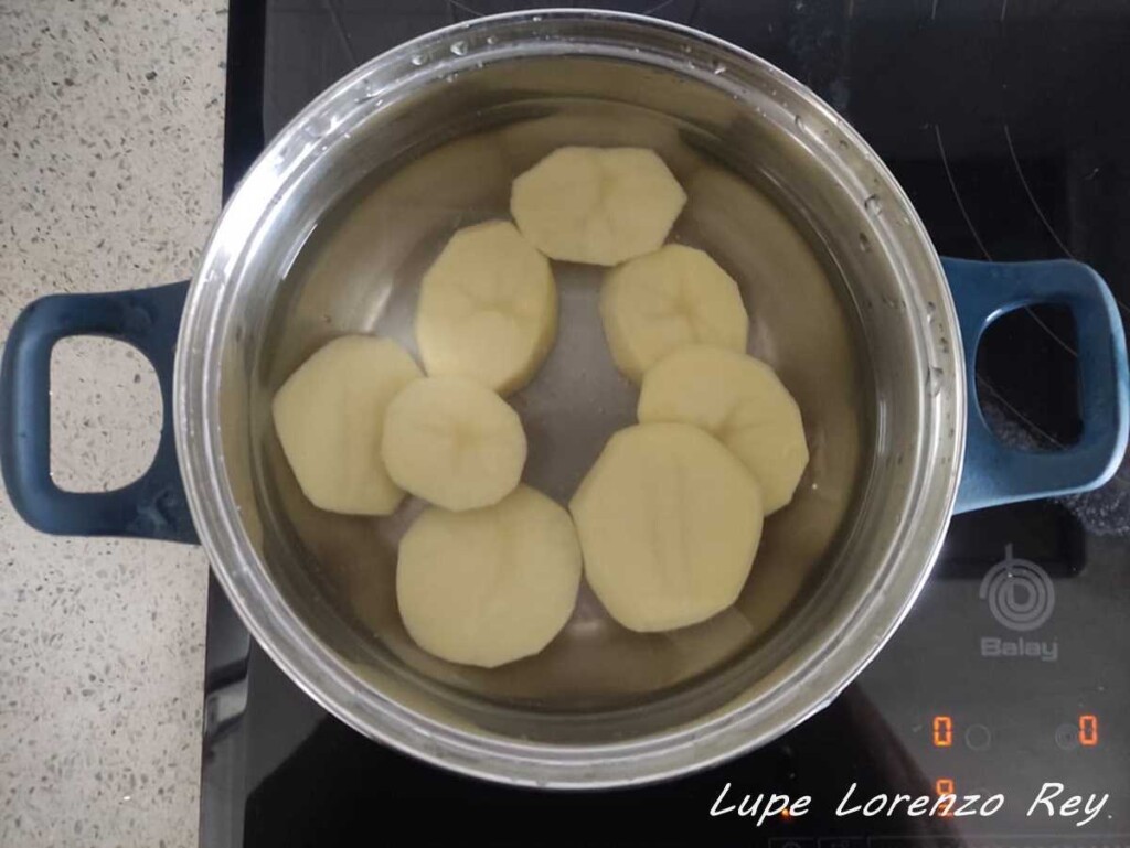 Patatas cocidas para hacer losTirabeques con patatas y huevos a la gallega 