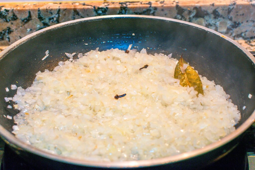 verduras pochando para arroz con navajas y berberechos