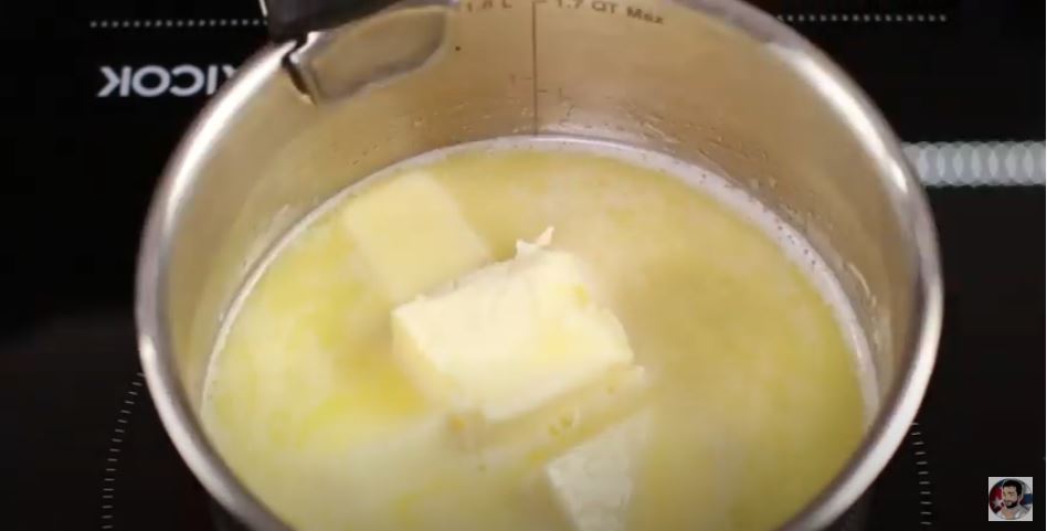 mantequilla y agua en tartera para la masa para profiteroles