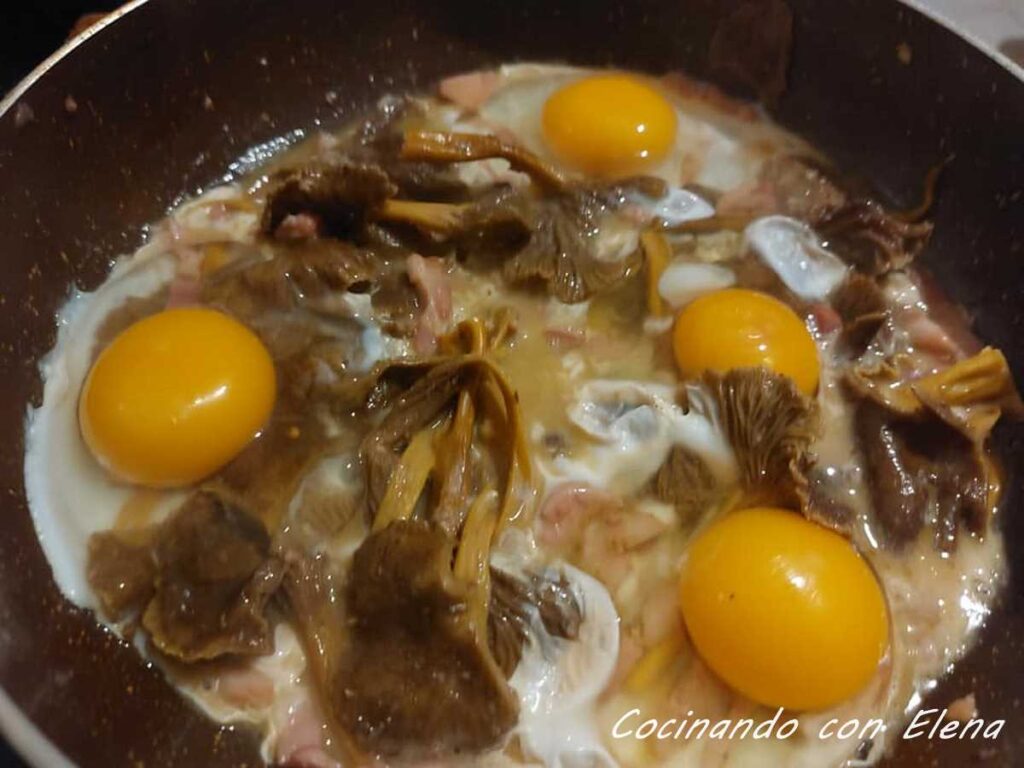 Huevos con gulas de monte y foie de pato