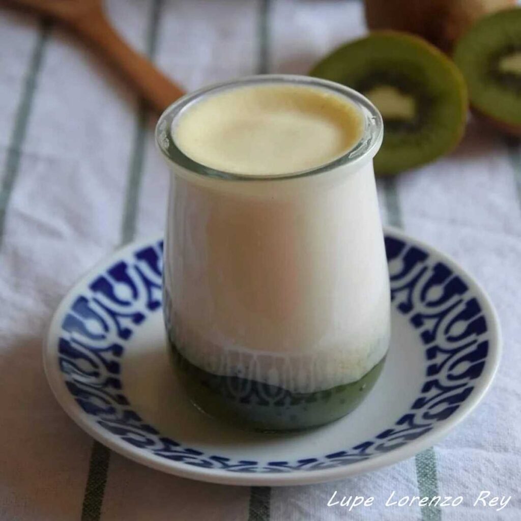 Yogur griego artesano con kiwi gallego