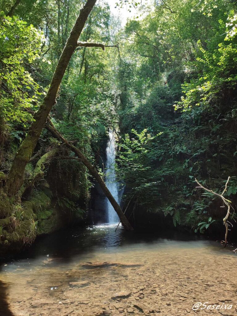 Ruta de las fervenzas o Seimeiras de Queixoiro