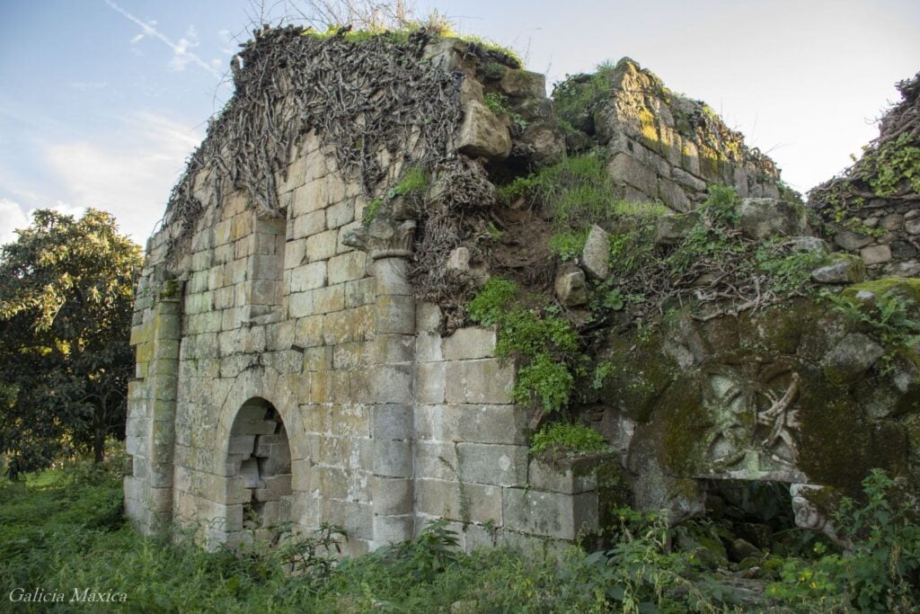 Fachada del monasterio de San Paio de Albeos