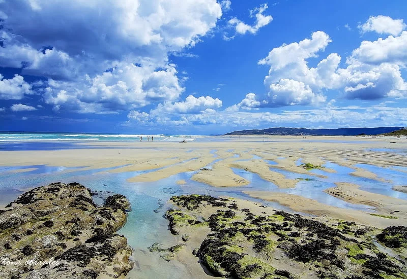La playa oculta de Galicia que esconde a Mario y Óscar Casas: olas salvajes, arena infinita y el refugio definitivo a 40 minutos de la ciudad 3 Playa - Praia de Razo | GALICIA MÁXICA