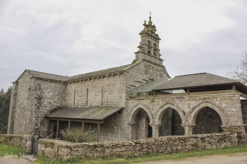 Iglesia y pórtico