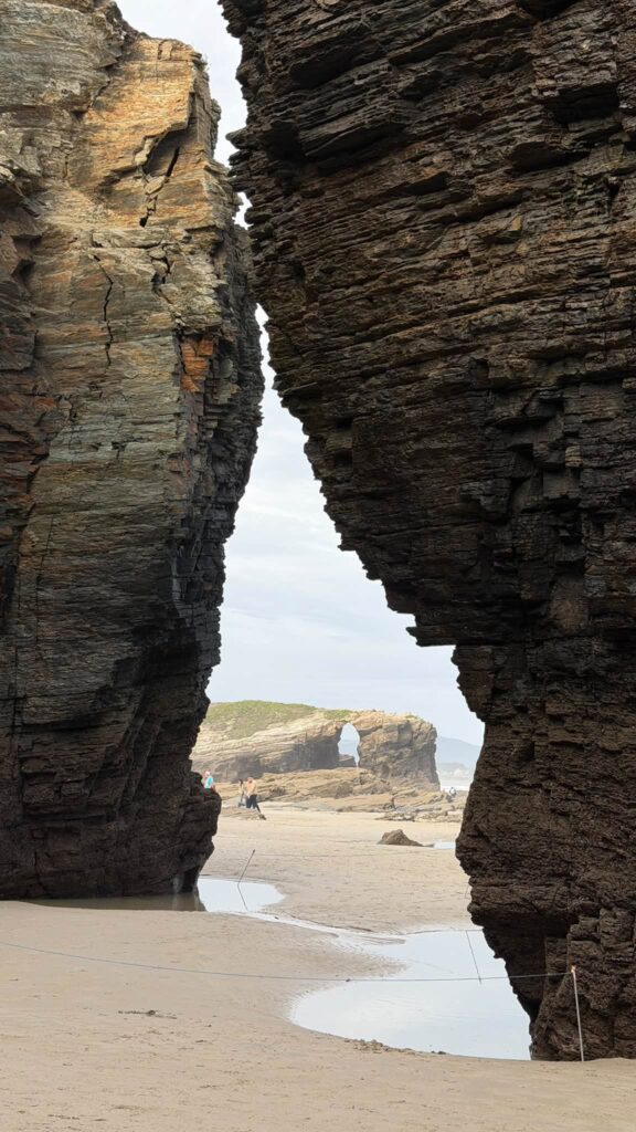 Esta playa denominada comúnmente como "Playa de las Catedrales" es uno de los símbolos del turismo del norte de Galicia y es por ello que es uno de los arenales más visitados de Galicia.