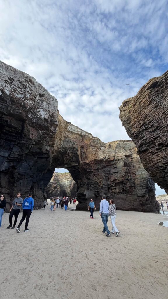 Esta playa denominada comúnmente como "Playa de las Catedrales" es uno de los símbolos del turismo del norte de Galicia y es por ello que es uno de los arenales más visitados de Galicia.