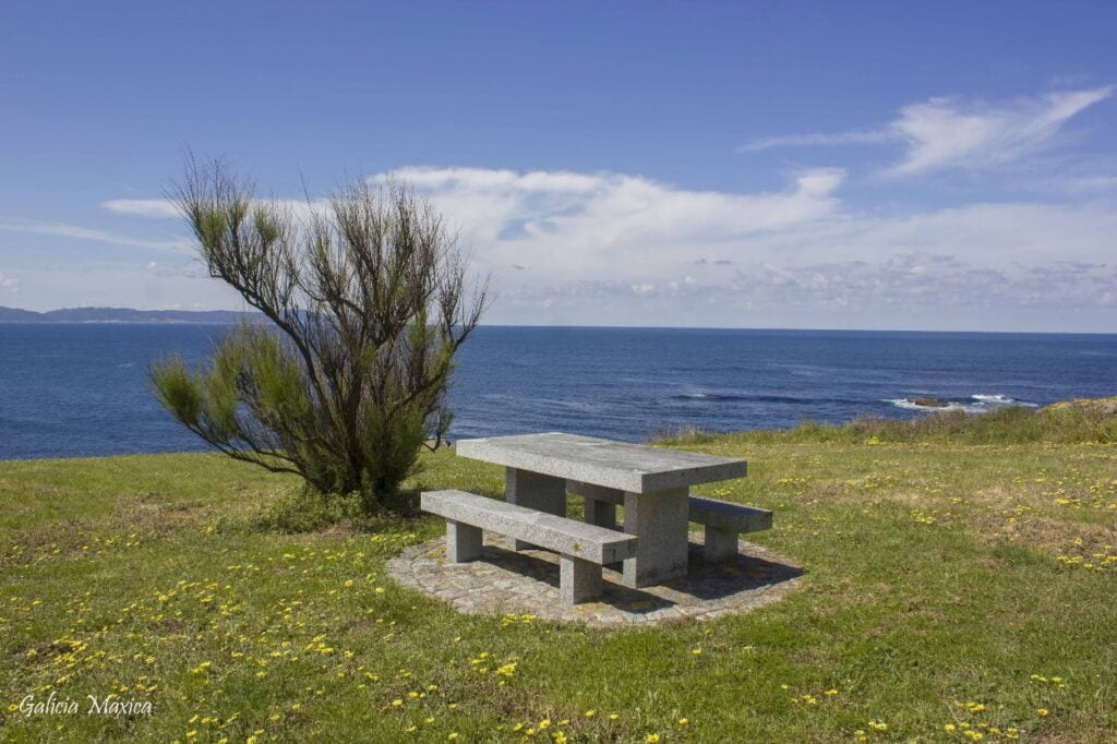 Mesa en la costa de Corme