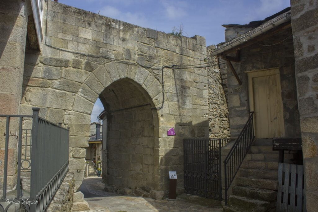 Puerta de entrada a la villa medieval de Manzaneda