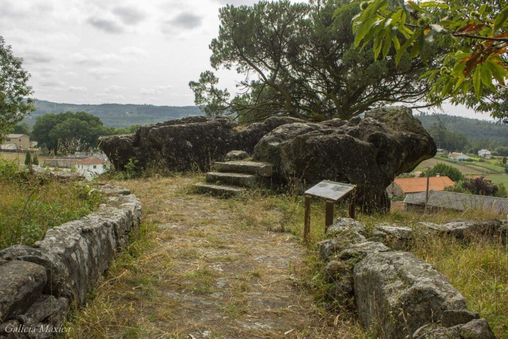 Roca de los sepulcros de Pedra do Home