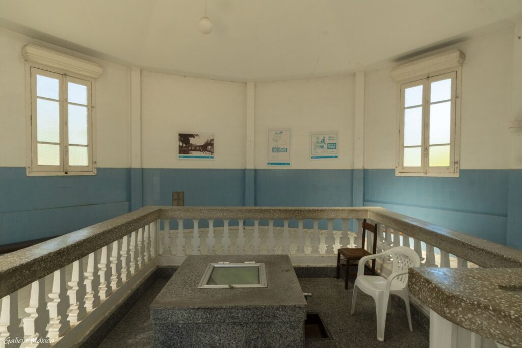 Interior del quiosco y fuente del balneario