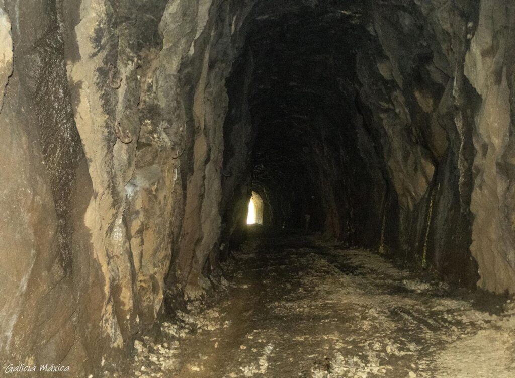 Interior excavado en roca