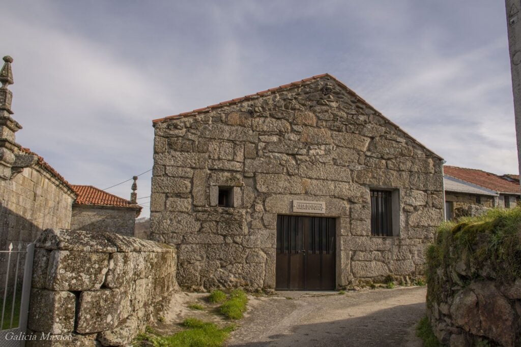 Casa do Pobo do Couto Mixto
