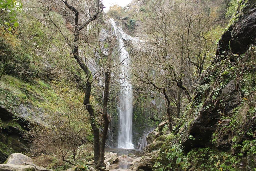 Fervenza do Toxa en Silleda. una ruta que nos conduce desde el mirador con vistas a una de las fervenzas más altas de Galicia hasta sus pies.