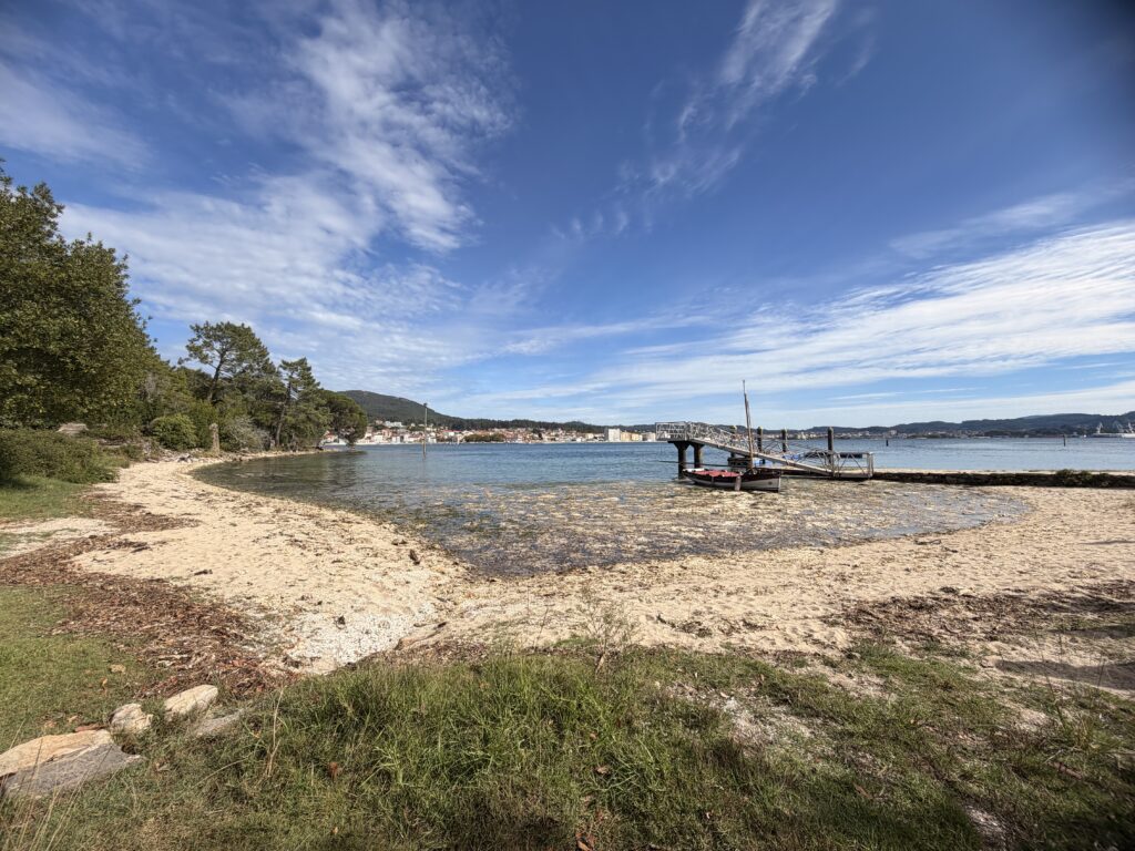 playa y embarcadero en la isla de Cortegada